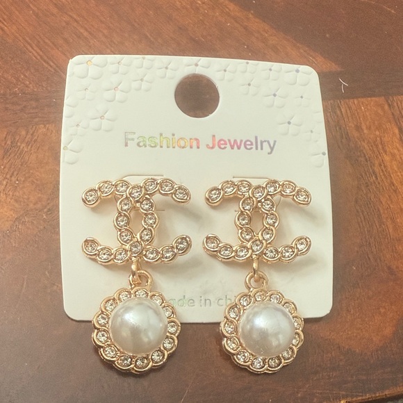 Fashion Jewelry Jewelry - New Chanel inspired Elegant Gold and Pearl Drop Earrings